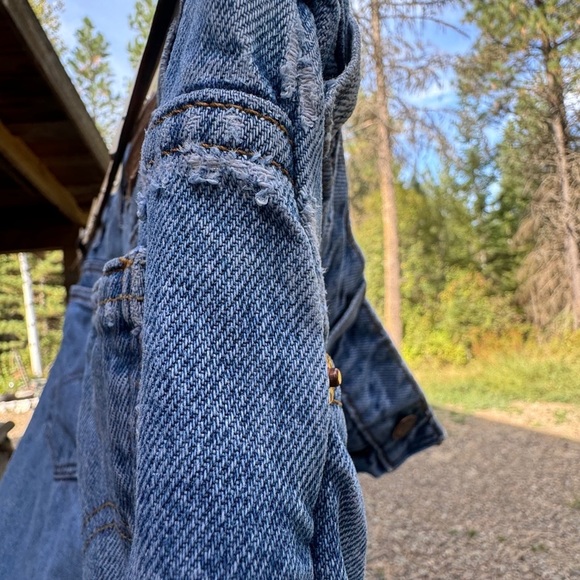 Levi’s 505 Jeans Men’s label 38” x 32” (See pics) actual size 38” x  31 - Picture 7 of 8